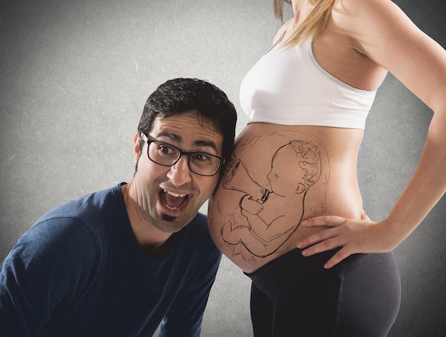 Retrato de una pareja joven de pie contra la pared