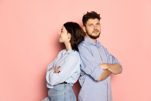 Retrato de pareja joven posando aislado sobre fondo de color rosa. Celebración del día de San Valentín