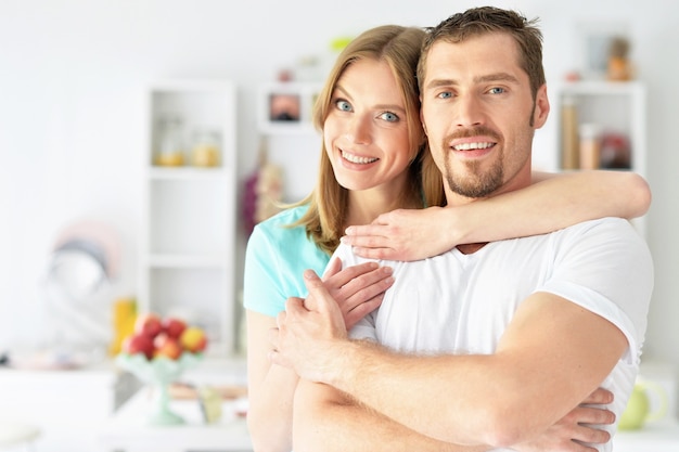 Retrato, de, un, pareja joven, posición, en casa