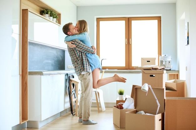 Retrato de una pareja joven que se muda a un nuevo hogar. Pareja joven.