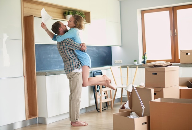 Retrato de una pareja joven que se muda a un nuevo hogar. Pareja joven.