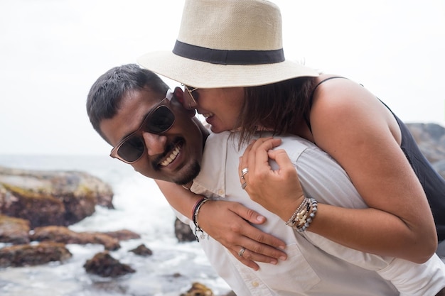 Retrato de una pareja joven que vive en la playa Son felices y sonríen Concepto de familia recién casada