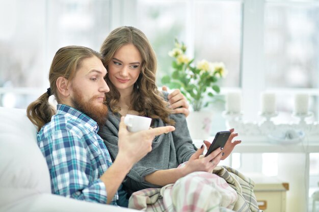 retrato, de, pareja joven, sentado, y, toma, selfie