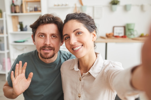 Retrato, de, pareja joven, sonriente