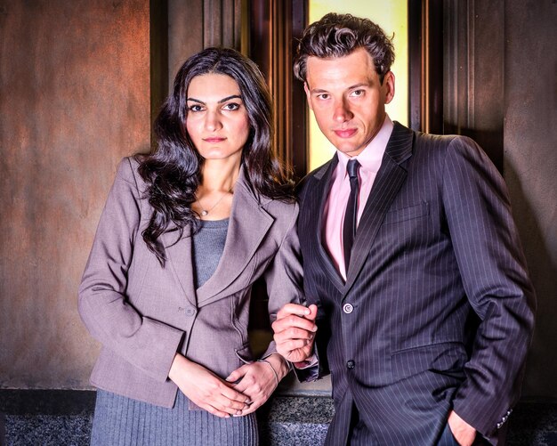 Retrato de una pareja de jóvenes y serios hombres de negocios