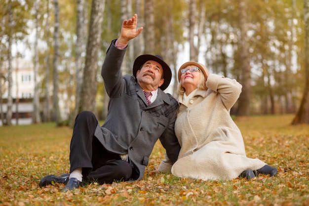 Retrato de pareja madura en el parque otoño