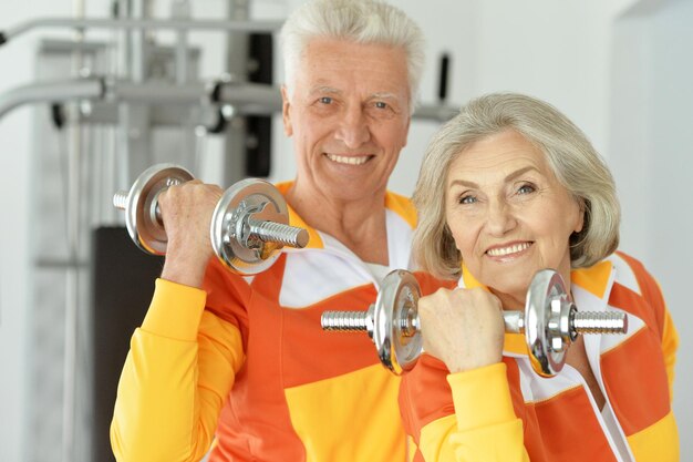 Retrato de una pareja madura trabajando en concepto de deporte