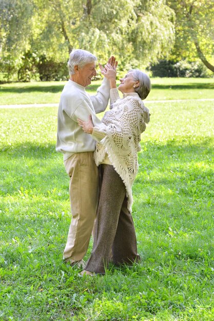 retrato, de, pareja mayor, bailando, en, otoño, bosque