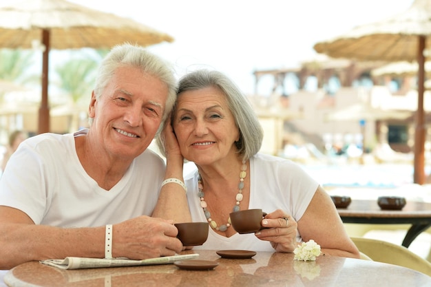 Retrato, de, pareja mayor, bebida, café, en, café