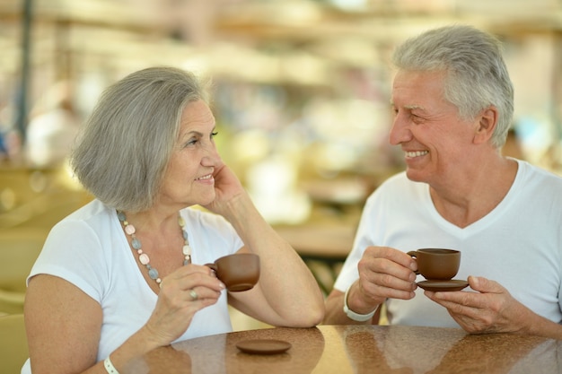 Retrato, de, un, pareja mayor, bebida, café