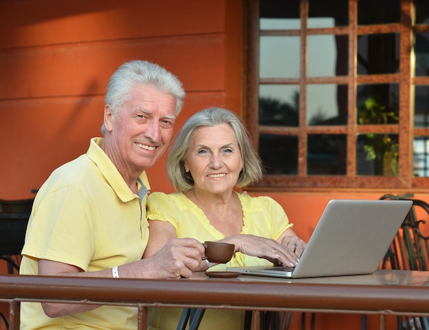 retrato, de, un, pareja mayor, con, un, computador portatil