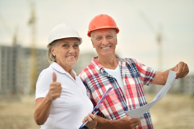 Retrato, de, pareja mayor, en, construcción, mujer, con, pulgar arriba