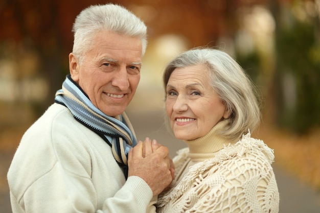 Retrato, de, un, pareja mayor, descansar, en, otoño, parque