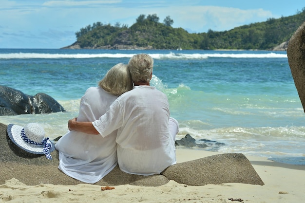 retrato, de, un, pareja mayor, descansar, en, playa