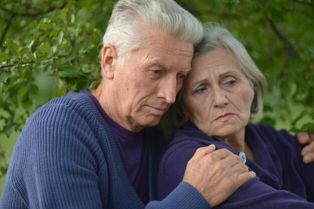 Retrato de una pareja mayor infeliz en el parque