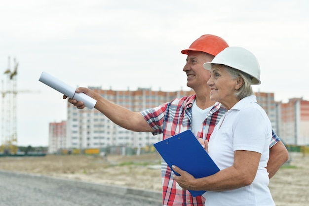 retrato, de, pareja mayor, en, obra de construcción