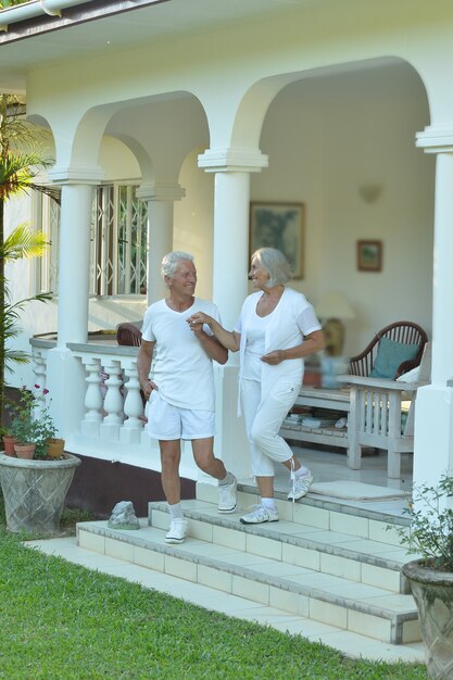 Retrato, de, un, pareja mayor, relajante, cerca, hotel resort