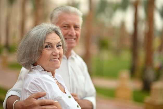 Retrato, de, un, pareja mayor, relajante, cerca, hotel resort