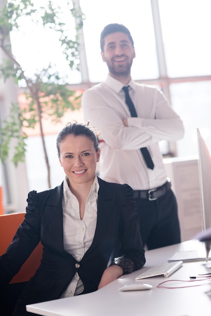 retrato de pareja de negocios de inicio en el interior de la oficina moderna y luminosa