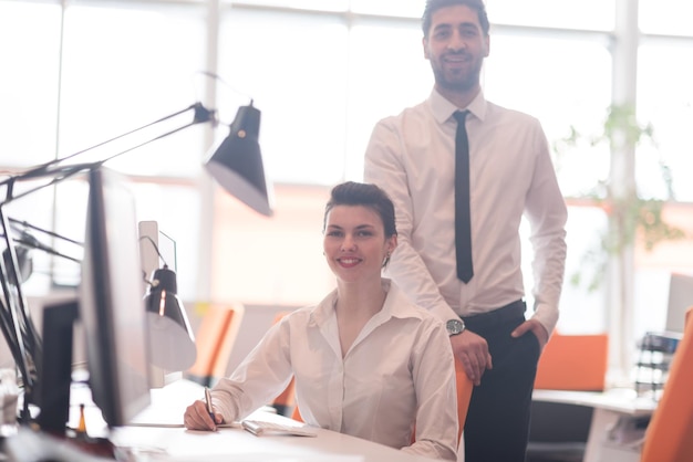 retrato de pareja de negocios de inicio en el interior de la oficina moderna y luminosa