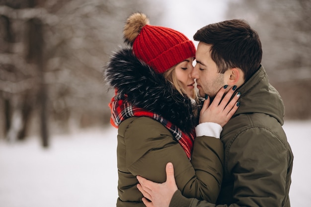 Retrato de una pareja en un parque de invierno