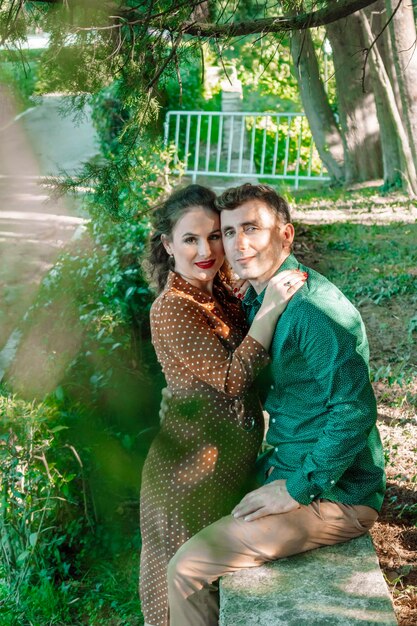 Foto retrato de una pareja en el parque