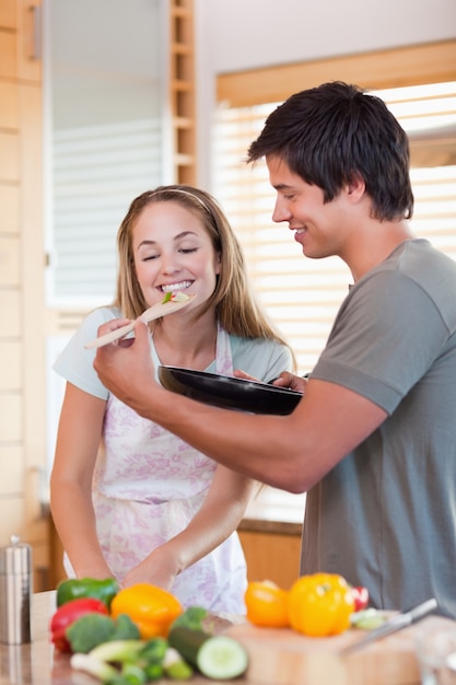 Foto retrato de una pareja preparando la cena