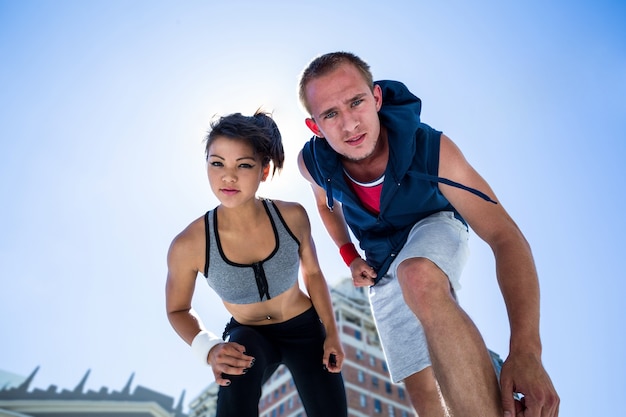 Retrato de una pareja preparándose para parkour