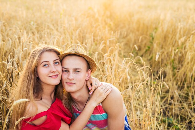 Retrato de pareja romántica abraza en el campo