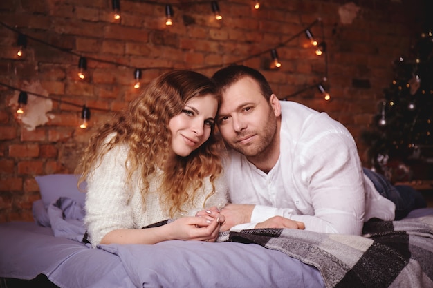 Retrato, de, pareja romántica, en cama