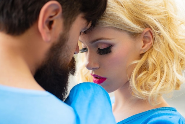 Retrato de pareja romántica Pareja joven enamorada se abrazan Pareja enamorada abrazándose y compartiendo emociones Sensación de felicidad