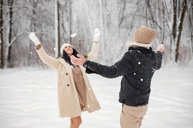 Retrato de pareja romántica pasando tiempo juntos en el bosque en el día de invierno