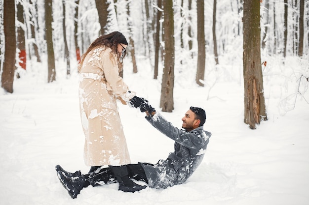 Retrato de una pareja romántica pasando tiempo juntos en el bosque de invierno