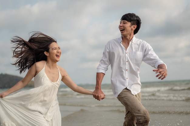 Retrato de pareja romántica de vacaciones en la playa relajante en el océano destino de viaje de verano