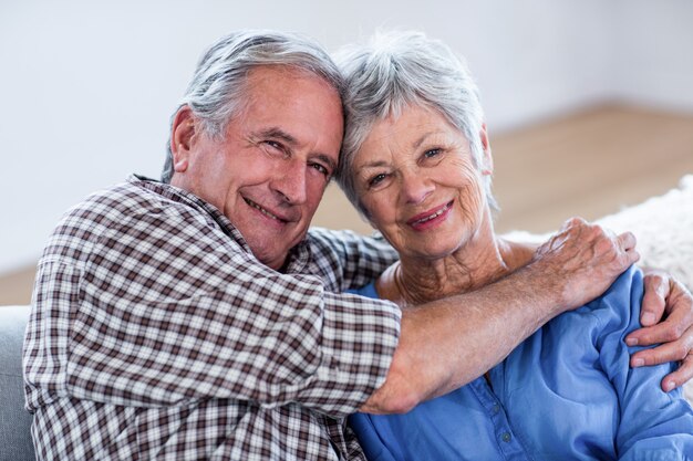 Retrato de pareja senior abrazándose unos a otros