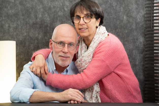 Retrato de una pareja senior feliz en casa