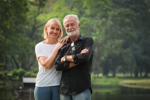 Retrato de pareja Senior jubilación Hombre y mujer felices en el parque juntos