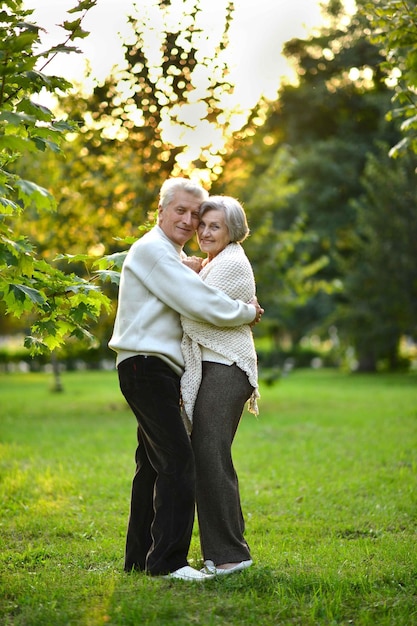 Retrato de pareja senior en el parque al atardecer