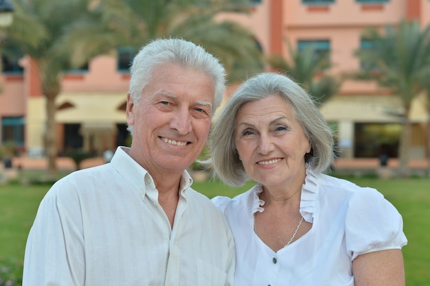 Retrato de una pareja senior relajarse en el hotel resort