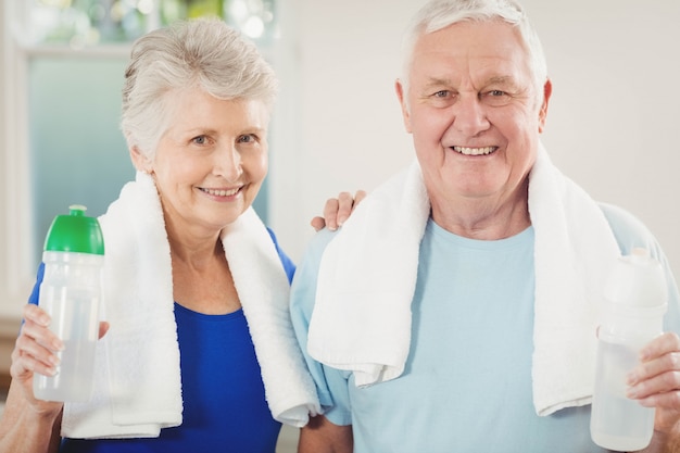 Retrato de pareja senior sonriendo después de un entrenamiento