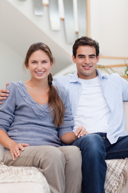 Retrato de una pareja sentada en un sofá