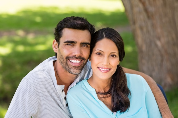 Retrato de pareja sentados juntos en un parque