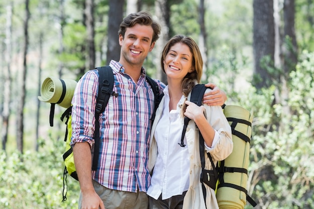 Retrato de una pareja sonriente durante el senderismo