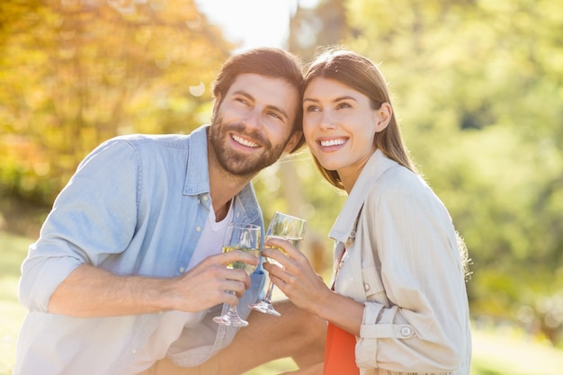 Retrato de pareja sosteniendo una copa de vino
