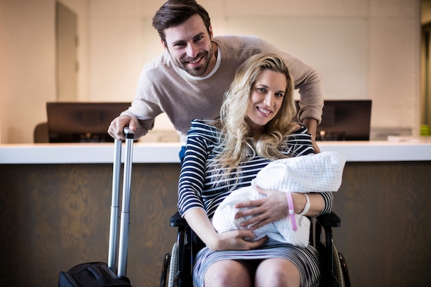 Retrato de pareja con su bebé recién nacido