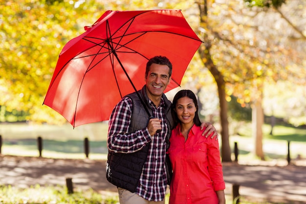 Retrato, de, pareja, tenencia, paraguas