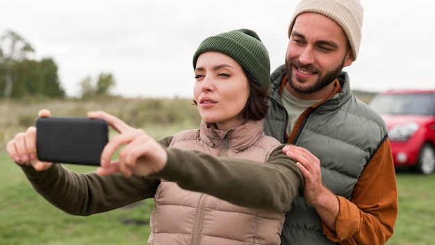 Foto retrato de pareja tomando selfie