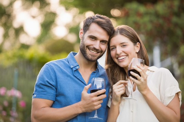 Retrato de pareja con vino