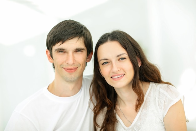 Retrato de parejas jóvenes felices el concepto de felicidad familiar