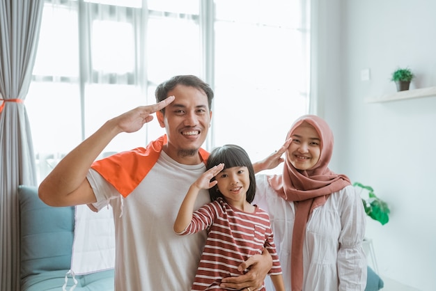 Retrato de partidario de la familia indonesia emocionado dando saludo a la cámara